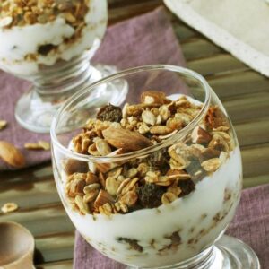 Muesli maison sur lit de fromage blanc