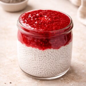 Graines de chia au lait de coco, coulis de fruits