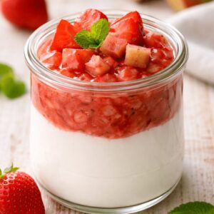 Fromage blanc, compotée de fraises et rhubarbe