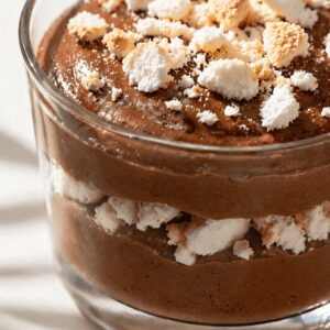 Mousse au chocolat noir aux éclats de meringue