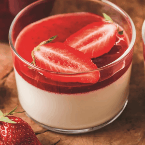 Panacotta au yaourt, coulis de fraises maison