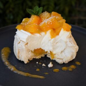 Pavlova aux mangues et à l'ananas