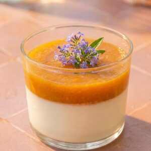 Panna cotta à la verveine, coulis d'abricots