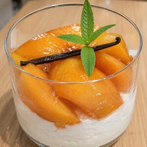 Pêches pochées vanille verveine et fromage blanc